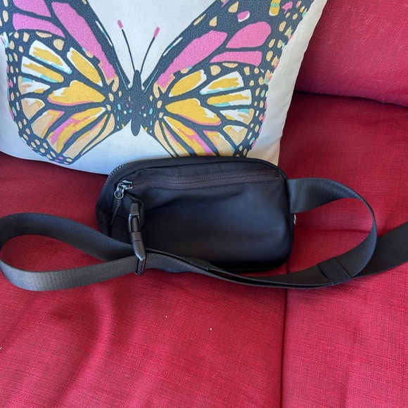 Lululemon fanny pack “Everywhere Belt Bag” - Black, S, but adjustable waistband! - Picture 2 of 6